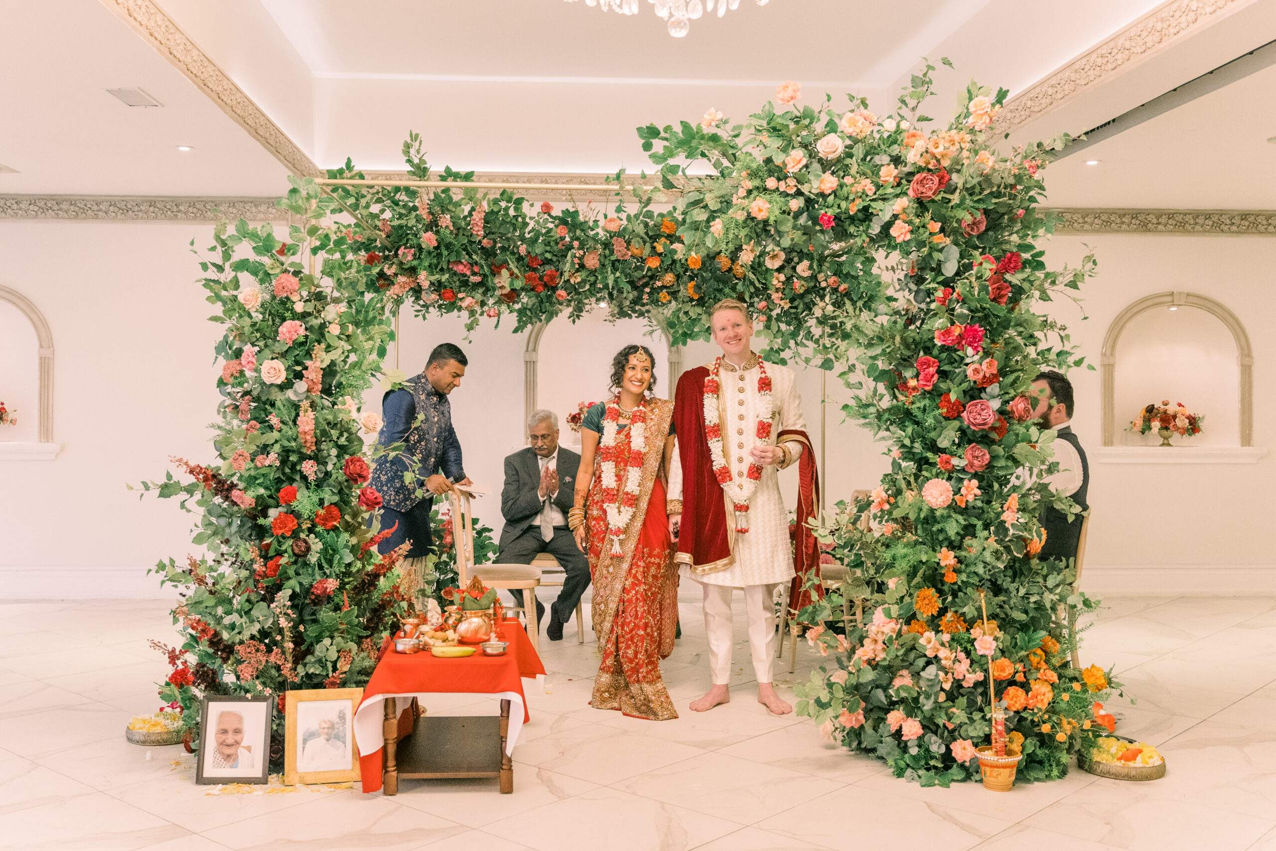 Froyle Park is an indoor ceremony venue in Surrey which welcomes cultural celebrations. This setup features a hindu mandap and is situated in the Grand Ballroom, which has a capacity for 300 guests.