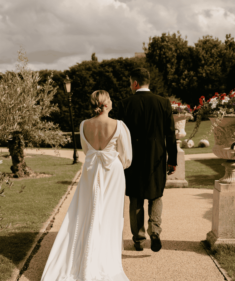 A bride & groom in the beautiful gardens at Froyle Park